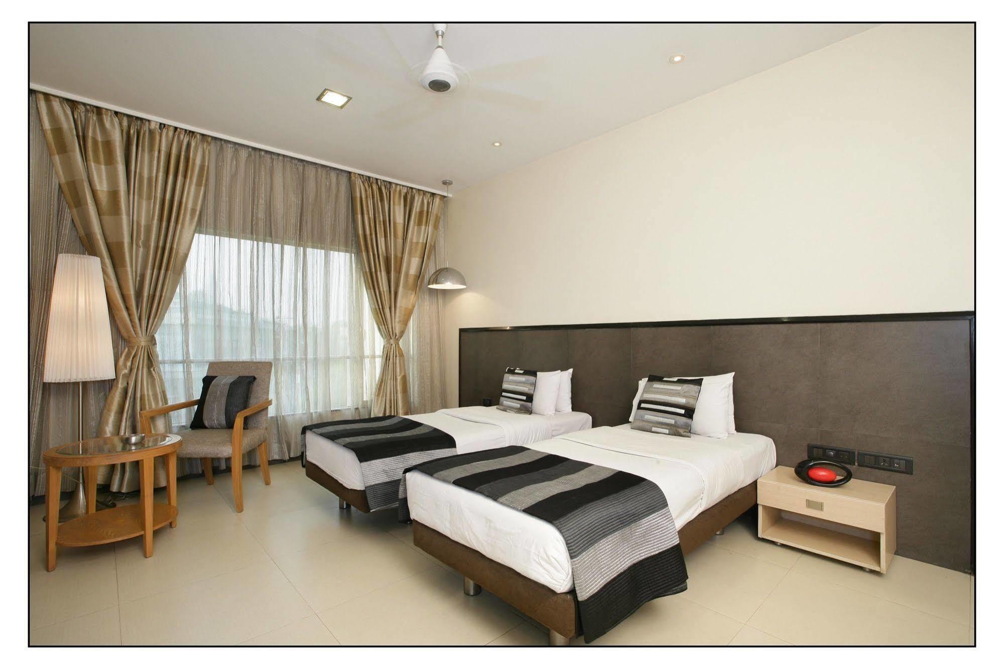 The Sirona Hotel Pune Zewnętrze zdjęcie